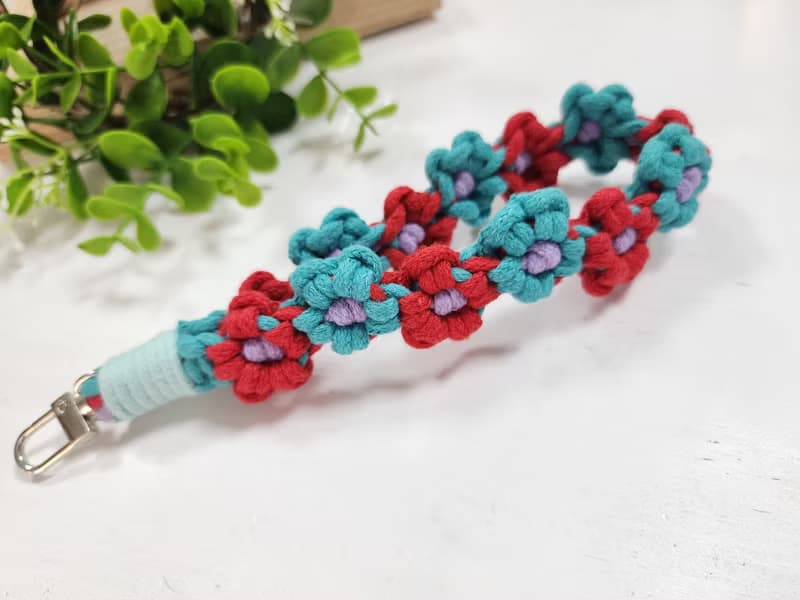 F.S.H 設計款。公主配色五瓣花朵編織款手腕手機繩