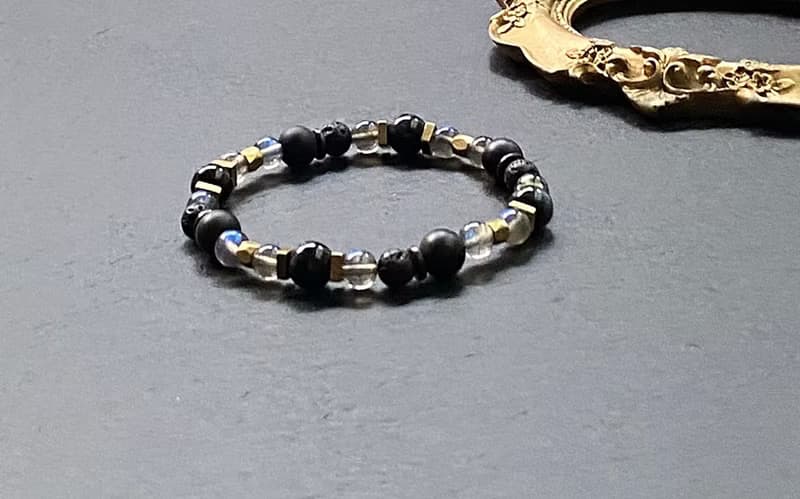 藍虎眼石 火山岩// 灰月光石//磨沙黑瑪瑙 椰殼 黃銅手鍊 保平安