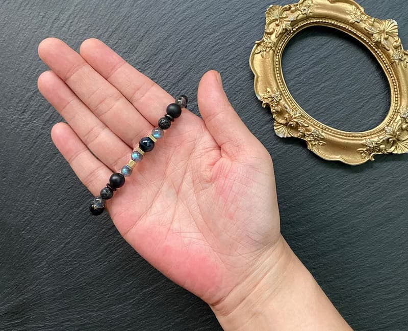 藍虎眼石 火山岩// 灰月光石//磨沙黑瑪瑙 椰殼 黃銅手鍊 保平安