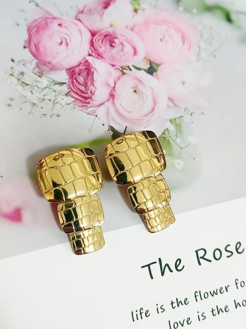 vintage jewelry  AVON 華麗金仿皮紋垂墜 夾式耳環