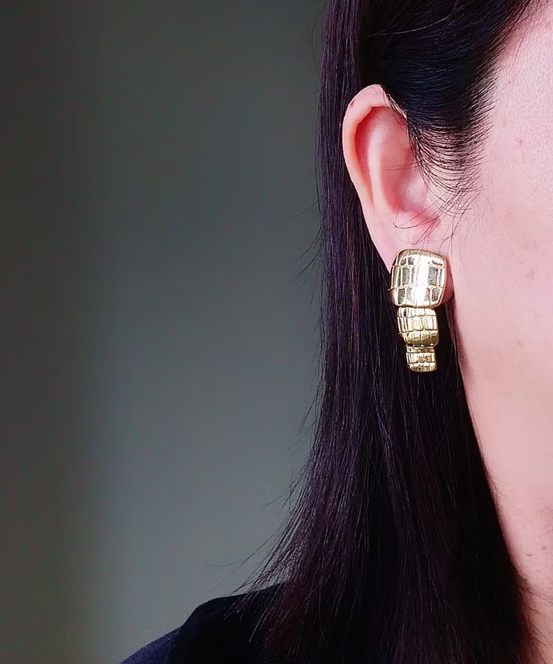 vintage jewelry  AVON 華麗金仿皮紋垂墜 夾式耳環