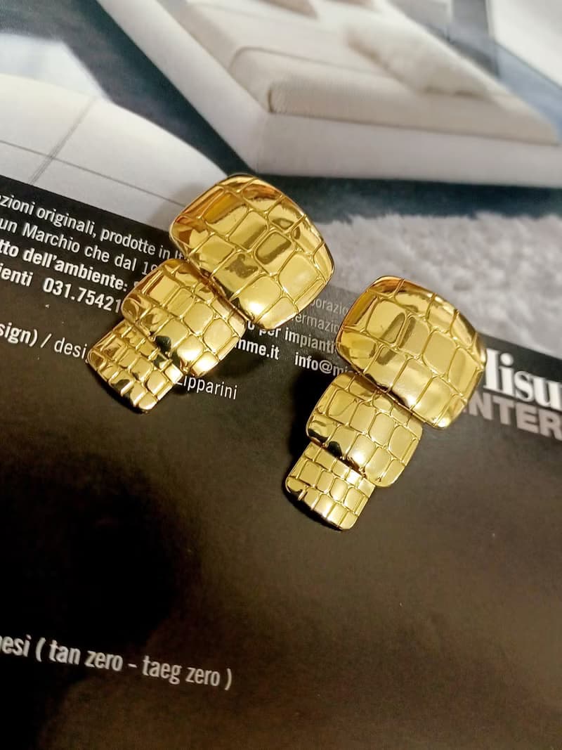 vintage jewelry  AVON 華麗金仿皮紋垂墜 夾式耳環