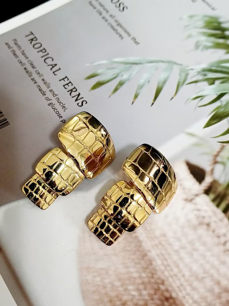 vintage jewelry  AVON 華麗金仿皮紋垂墜 夾式耳環