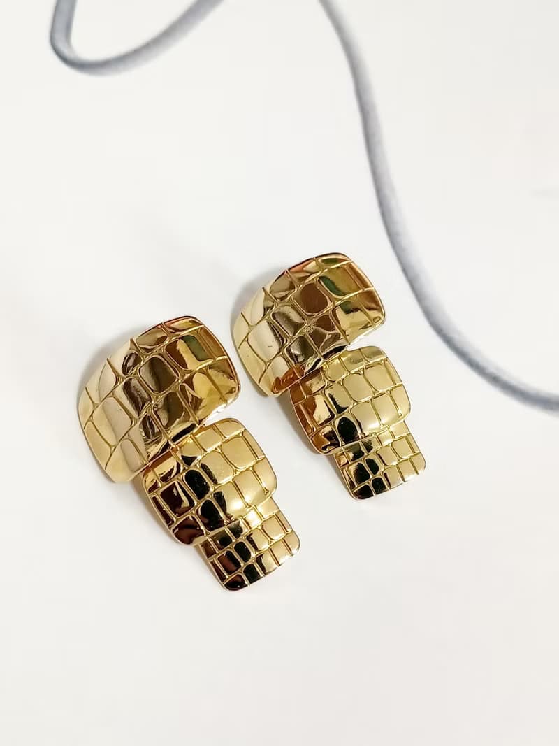 vintage jewelry  AVON 華麗金仿皮紋垂墜 夾式耳環