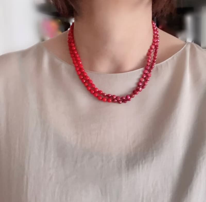 元気をくれる赤い珊瑚と、赤いパールのコラボレーションロングネックレス