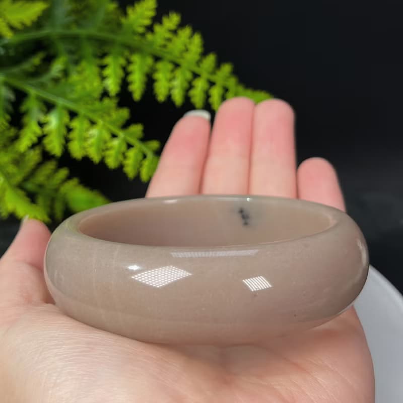 石英岩玉手鐲62+MM 奶茶色飄樹枝紋草花玉手環 靈性招財辟邪平安