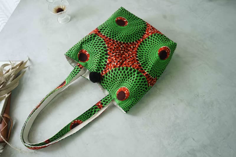 手作-夏日印花非洲布花大毛球托特側背包-草間迷幻綠