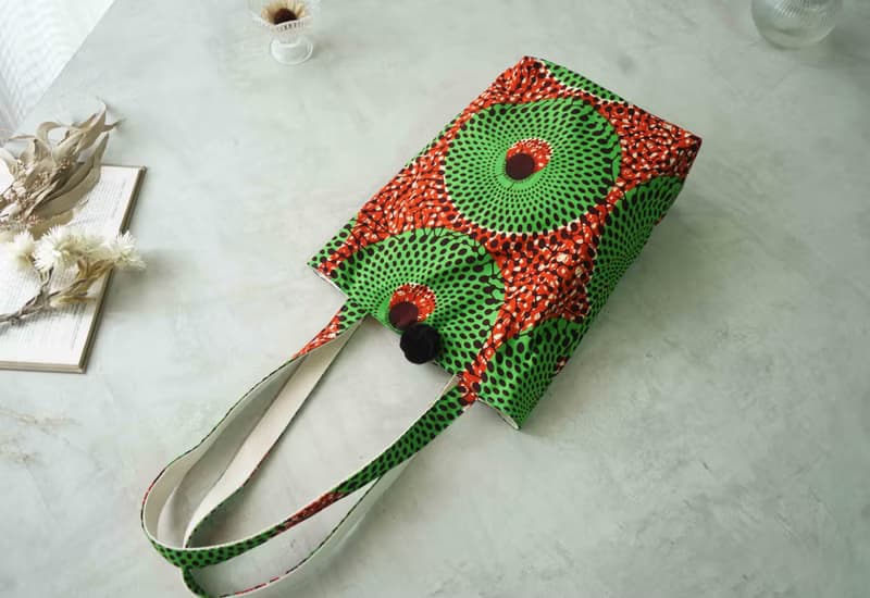 手作-夏日印花非洲布花大毛球托特側背包-草間迷幻綠