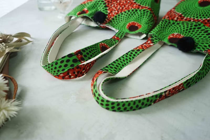 手作-夏日印花非洲布花大毛球托特側背包-草間迷幻綠