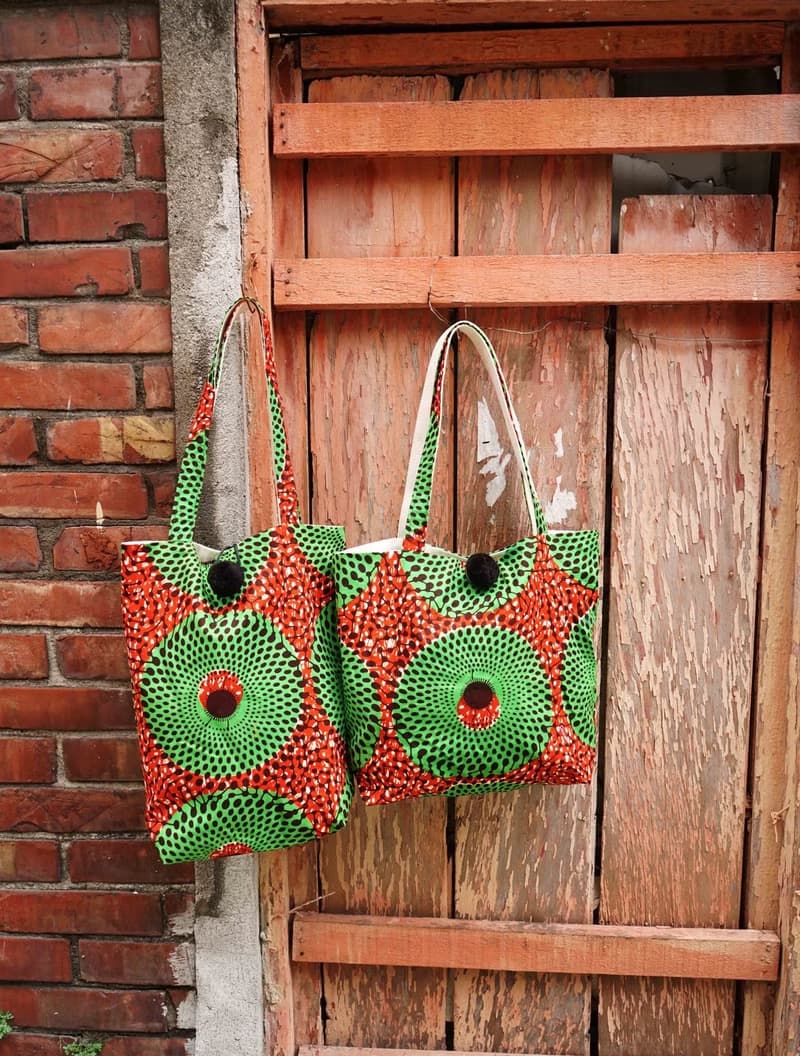 手作-夏日印花非洲布花大毛球托特側背包-草間迷幻綠