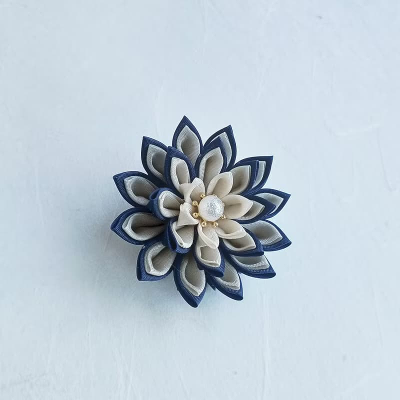 お花のスカーフクリップ　帯留め　ブローチ　ストールピン　つまみ細工　紺×アイボリー