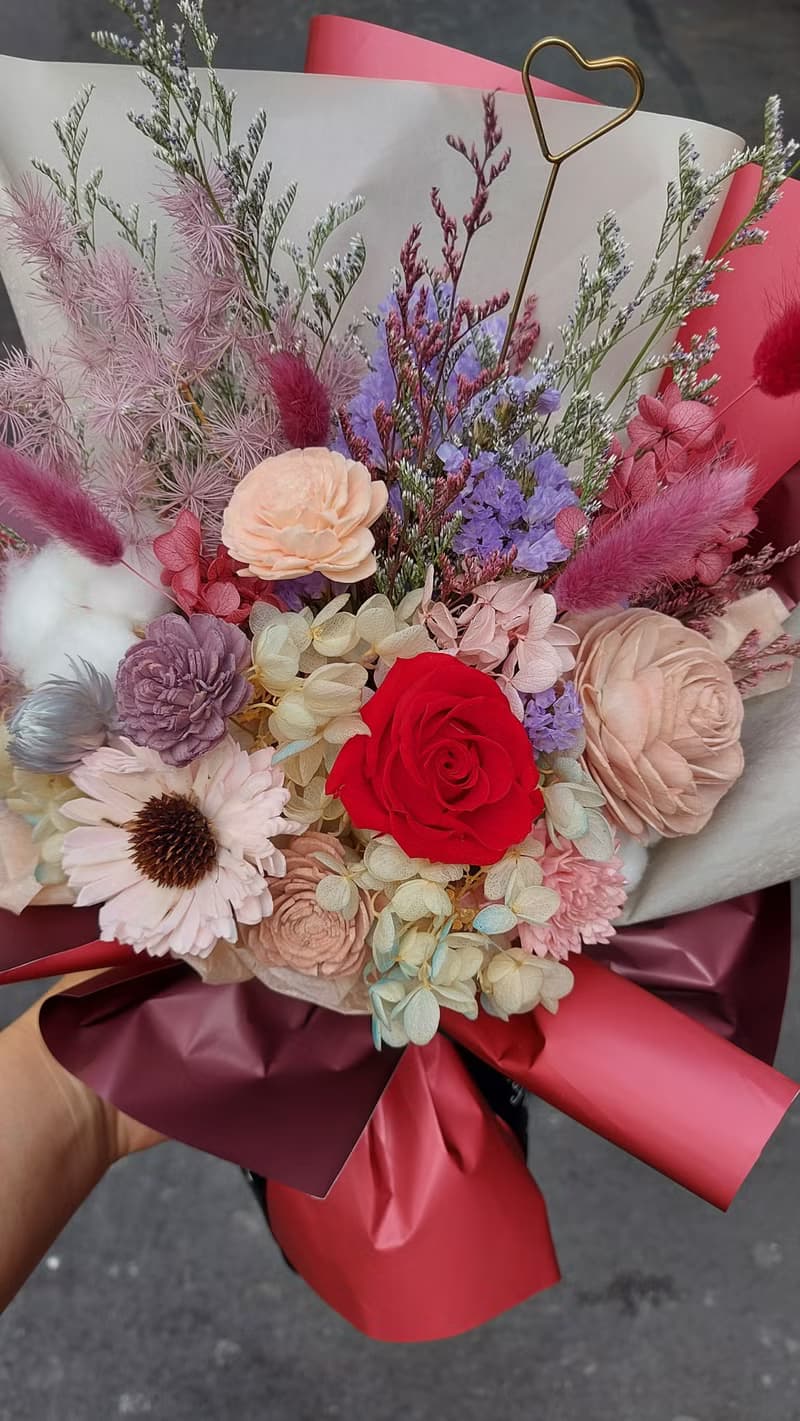 豆沙紅康乃馨永生玫瑰花束