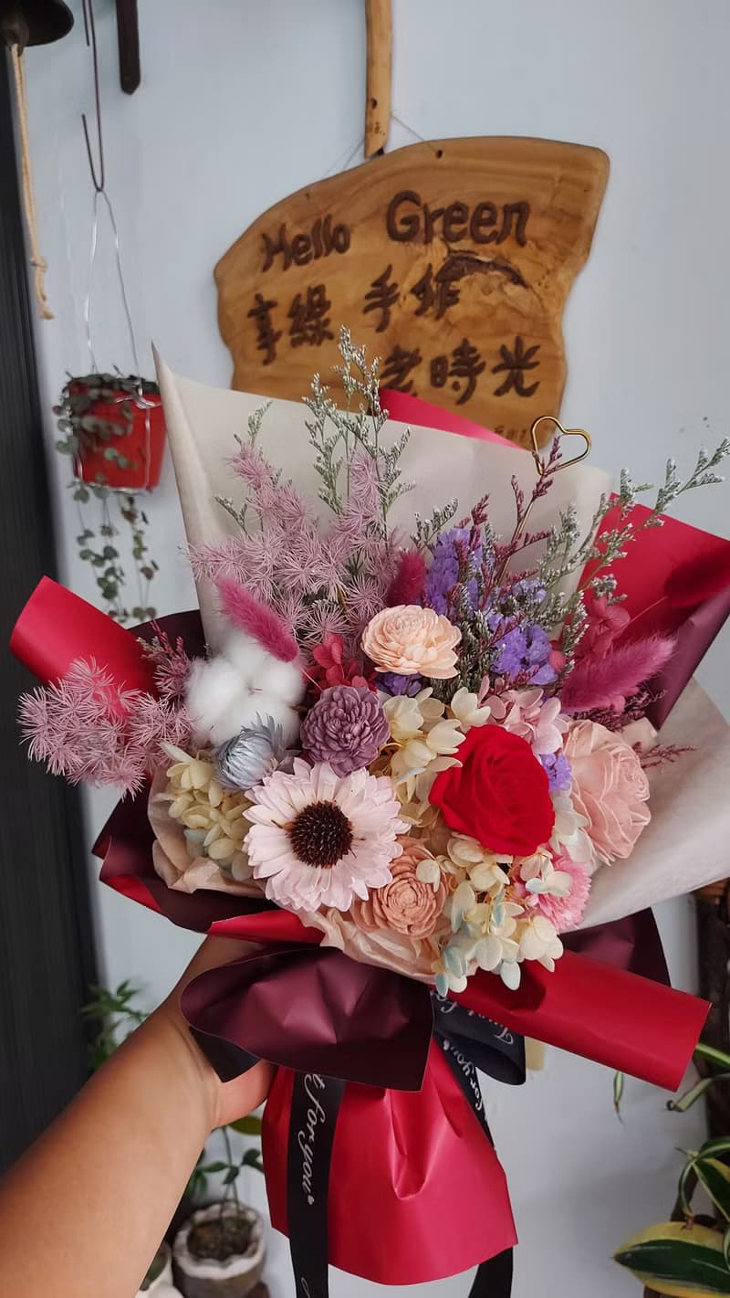 豆沙紅康乃馨永生玫瑰花束