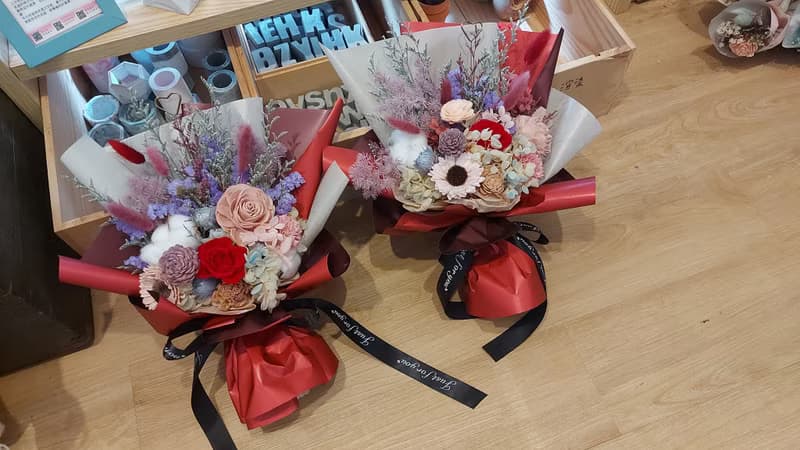 豆沙紅康乃馨永生玫瑰花束
