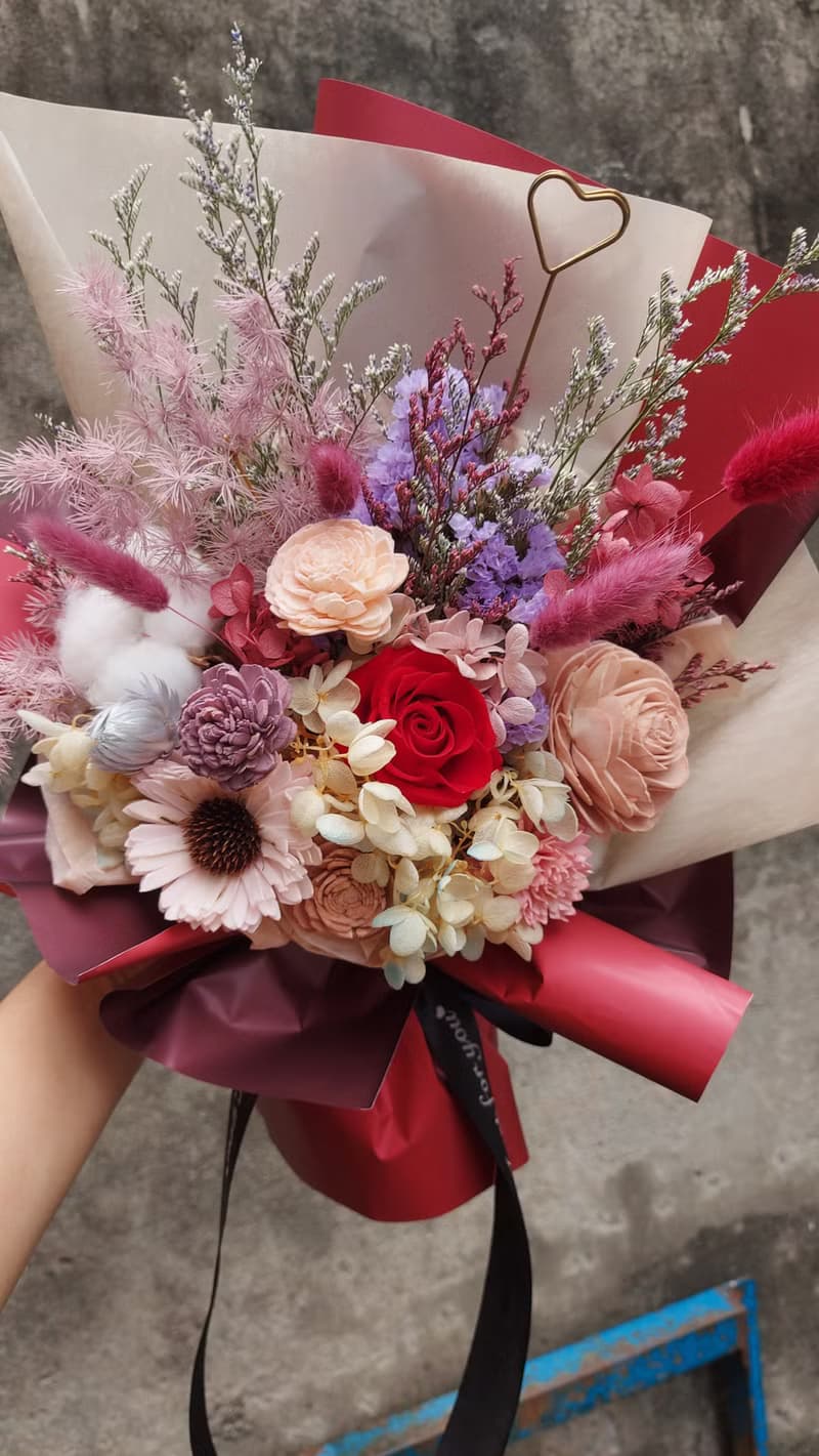 豆沙紅康乃馨永生玫瑰花束