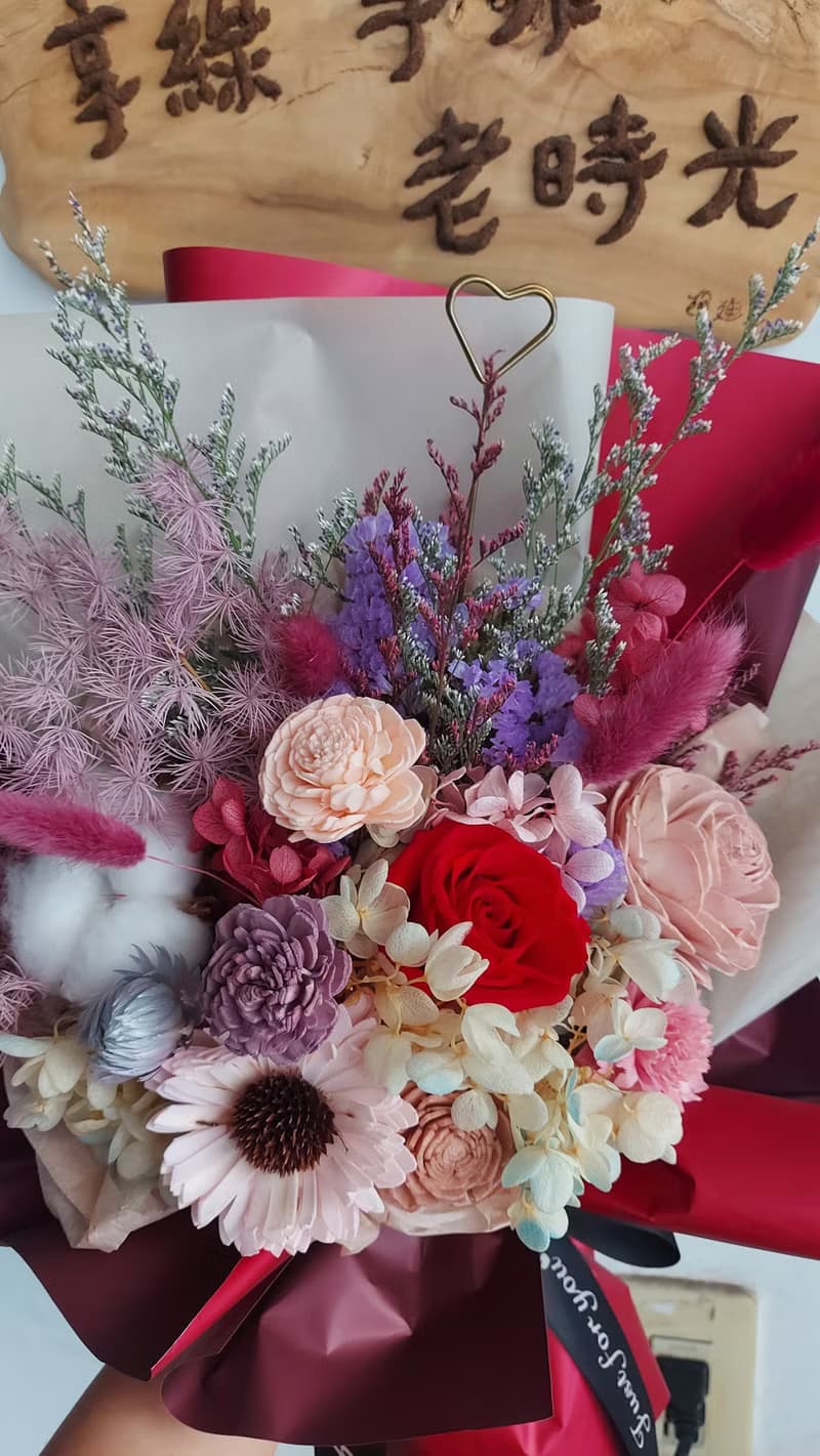 豆沙紅康乃馨永生玫瑰花束