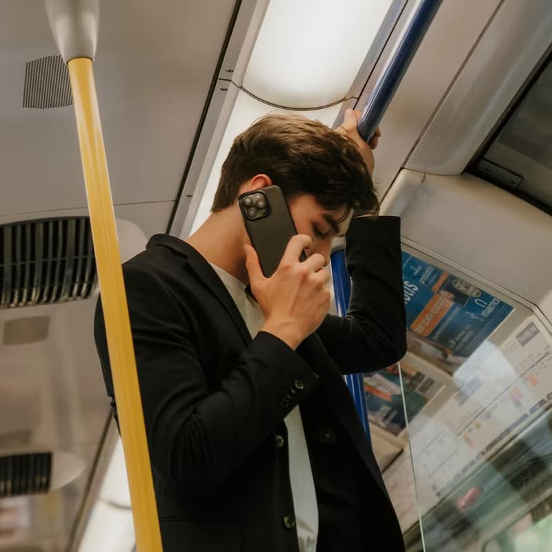 磁吸防摔皮革手機殼 iPhone 16系列 — 渡鴉黑