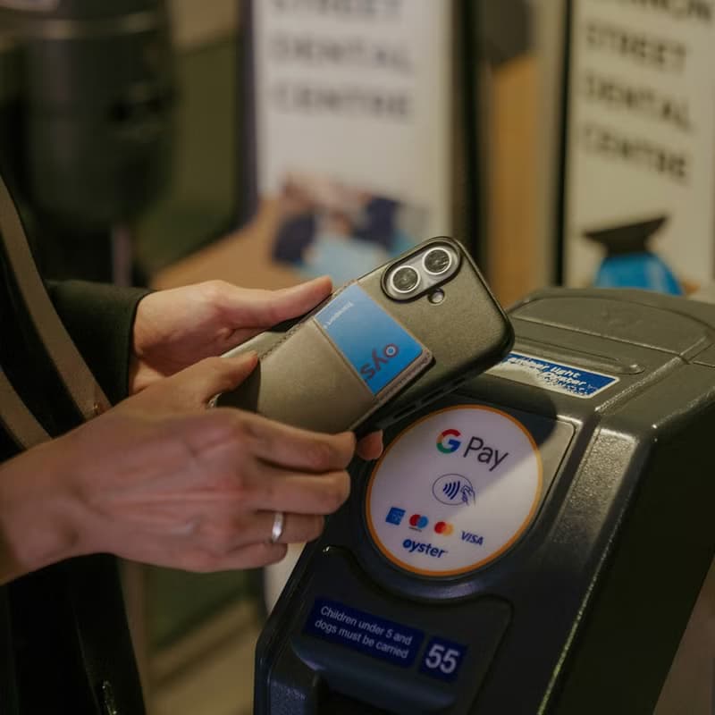 磁吸防摔皮革手機殼 iPhone 16系列 — 渡鴉黑