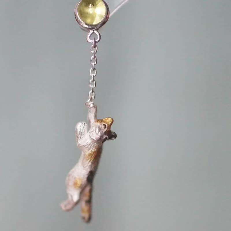 風船をつかまえた三毛猫ピアス 片耳