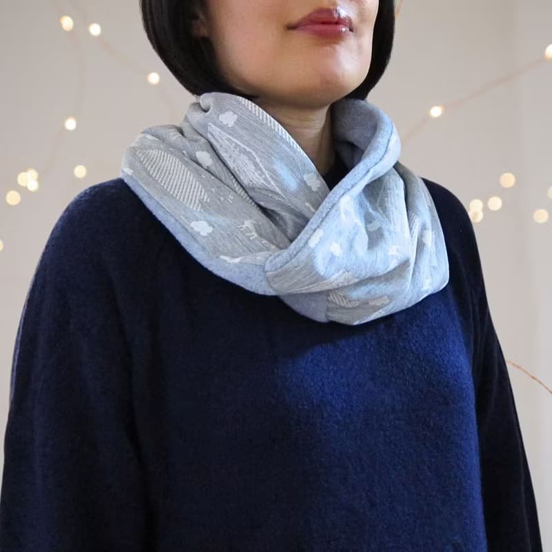 クリスマスギフト 鹿とコテージのショートスヌード グレー ジャカード織×フリース