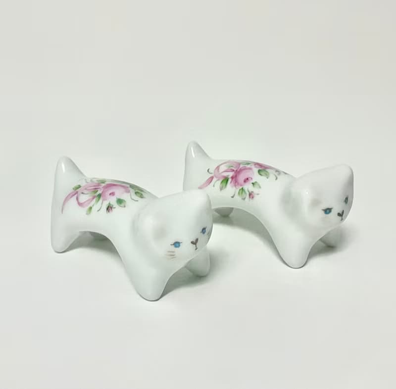 手描きのバラの、子猫の箸置き２点セット