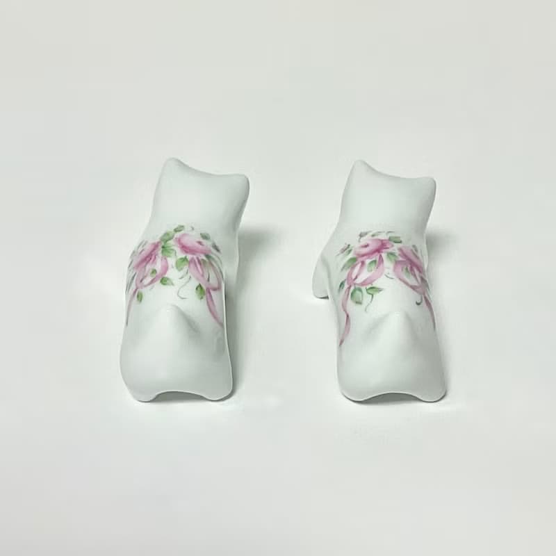 手描きのバラの、子猫の箸置き２点セット