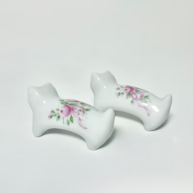 手描きのバラの、子猫の箸置き２点セット