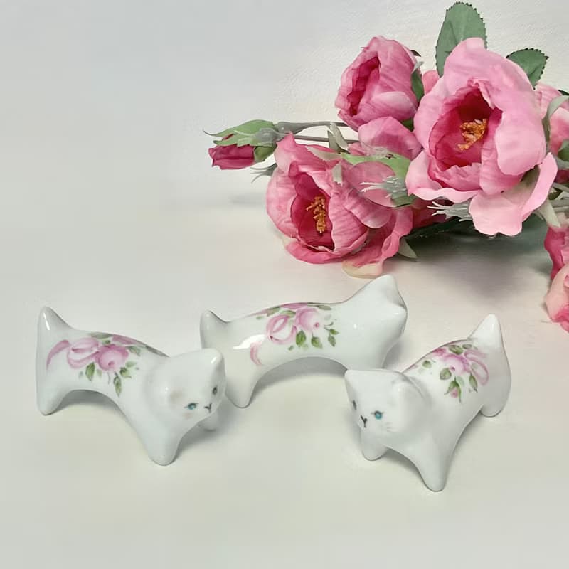 手描きのバラの、子猫の箸置き２点セット
