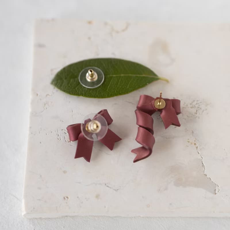 螺旋蝴蝶結 軟陶耳環 / 耳夾 / 珍珠光澤的酒紅色