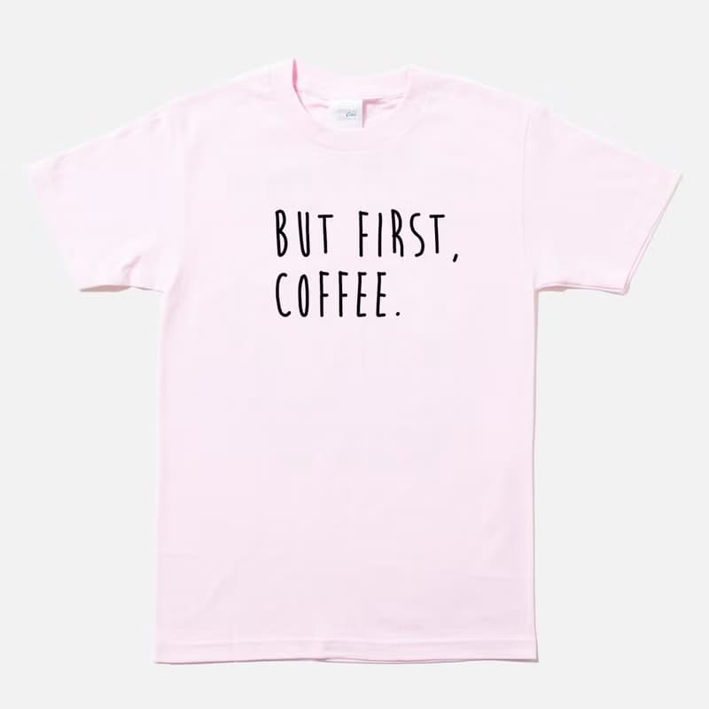 BUT FIRST, COFFEE 男女短袖T恤 淺粉 咖啡文青設計禮物旅行格言