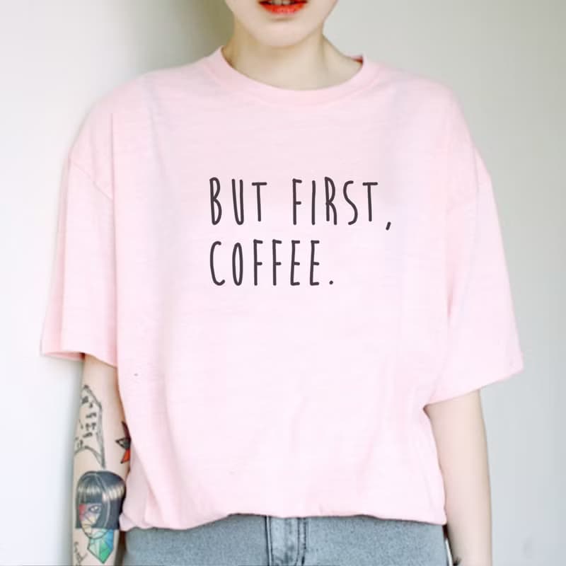BUT FIRST, COFFEE 男女短袖T恤 淺粉 咖啡文青設計禮物旅行格言