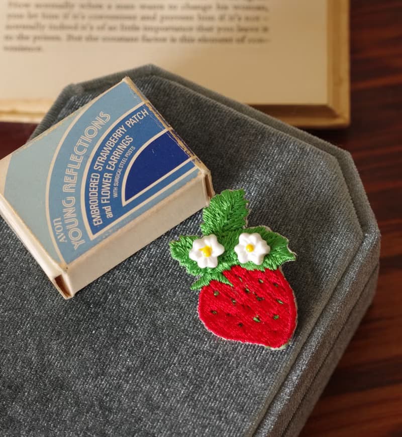 老又好古董珠寶 Vintage 塑料小花針式耳環 草莓刺繡 P402
