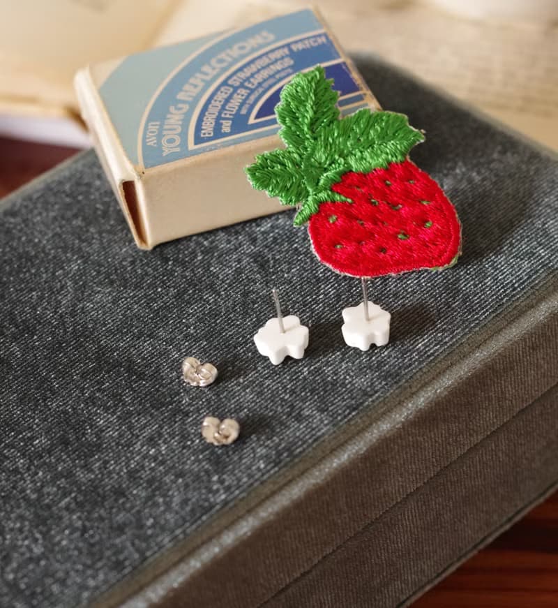 老又好古董珠寶 Vintage 塑料小花針式耳環 草莓刺繡 P402