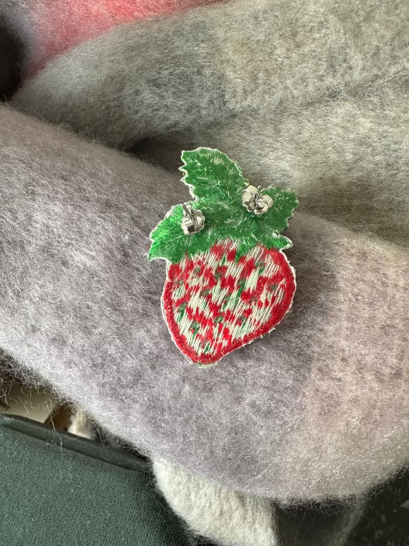 老又好古董珠寶 Vintage 塑料小花針式耳環 草莓刺繡 P402