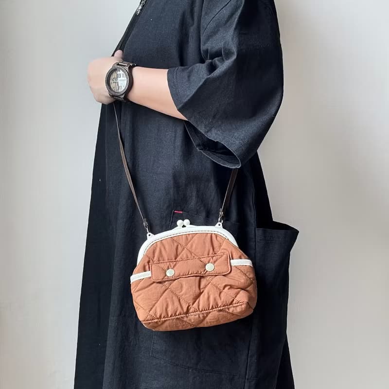 空氣感衍縫鋪棉塑膠口金斜揹包/軍綠/灰/米白