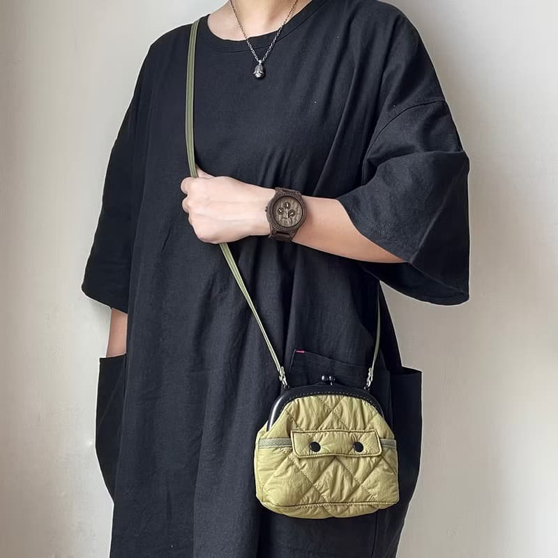 空氣感衍縫鋪棉塑膠口金斜揹包/軍綠/灰/米白