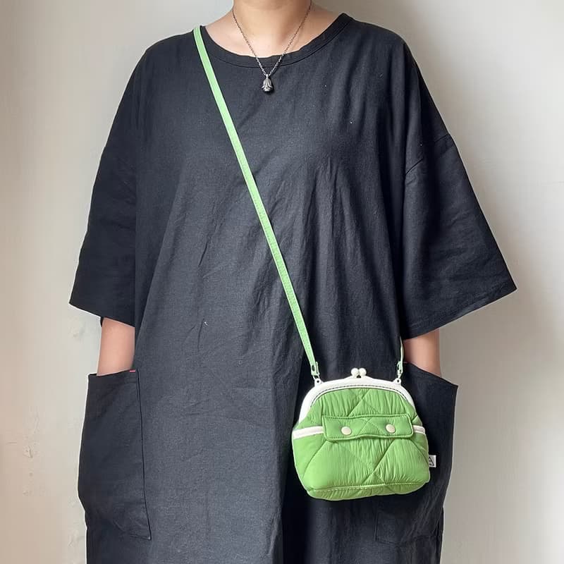 空氣感衍縫鋪棉塑膠口金斜揹包/軍綠/灰/米白