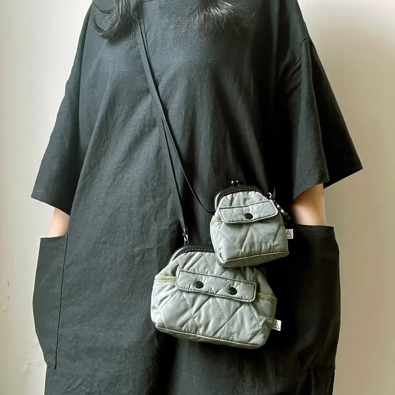 空氣感衍縫鋪棉塑膠口金斜揹包/軍綠/灰/米白