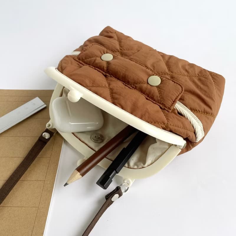 空氣感衍縫鋪棉塑膠口金斜揹包/軍綠/灰/米白