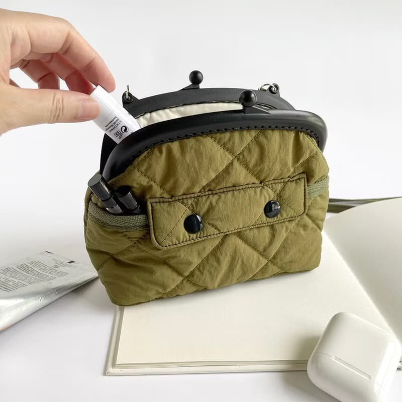 空氣感衍縫鋪棉塑膠口金斜揹包/軍綠/灰/米白