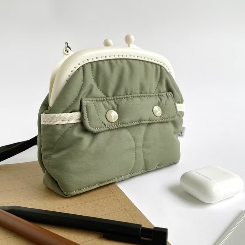 空氣感衍縫鋪棉塑膠口金斜揹包/軍綠/灰/米白