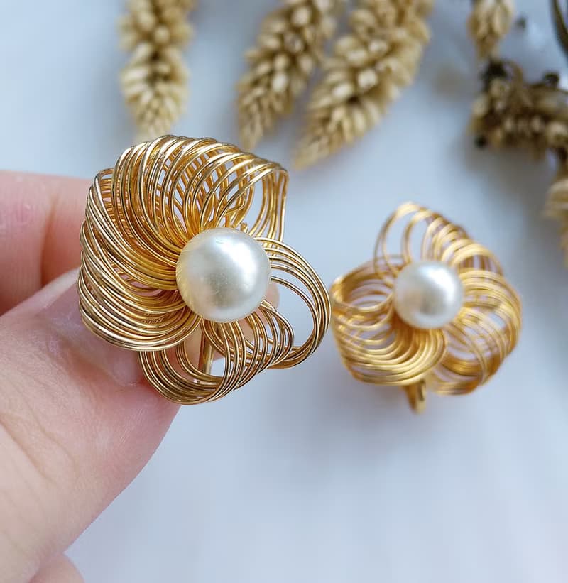 Vintage Jewelry 西洋古董飾品 金絲花形 仿珠 夾式耳環