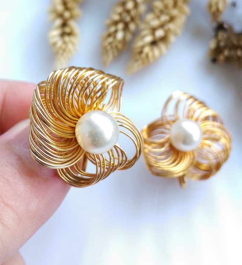 Vintage Jewelry 西洋古董飾品 金絲花形 仿珠 夾式耳環