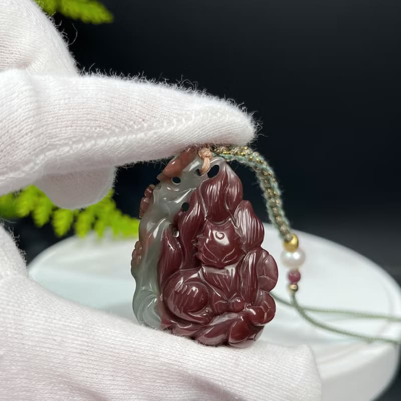 高品紫綠瑪瑙吊墜 立體手雕九尾狐梅花五帝錢 質地油潤 飽和濃艷