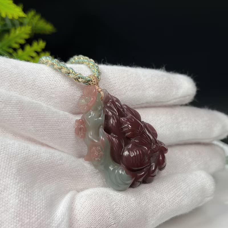 高品紫綠瑪瑙吊墜 立體手雕九尾狐梅花五帝錢 質地油潤 飽和濃艷