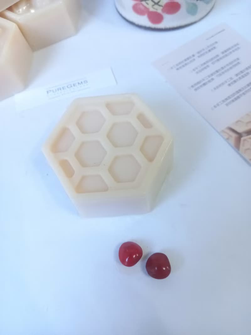 。勤奮小蜜蜂。 潔淨肌膚。 低溫冷製。  手工皂 / 全膚質適用