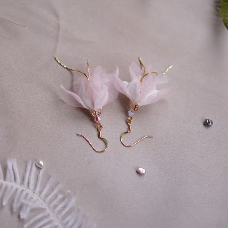 Mariko 少女心甜美款粉嫩白花金屬鍊條耳環