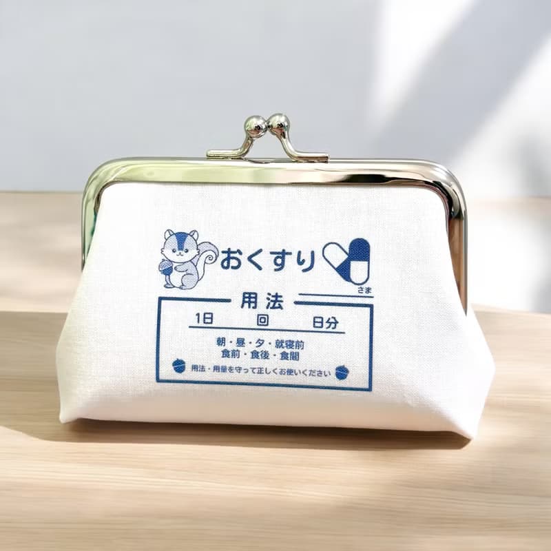 【受注製作】りす 小銭入れ コンパクトなカードサイズ おくすりがま口どんぐりクリニック 小銭入れ 財布 ピルケース イヤホンケース