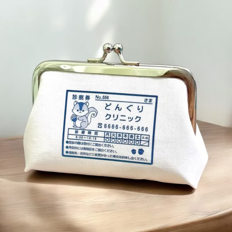 【受注製作】りす 小銭入れ コンパクトなカードサイズ おくすりがま口どんぐりクリニック 小銭入れ 財布 ピルケース イヤホンケース
