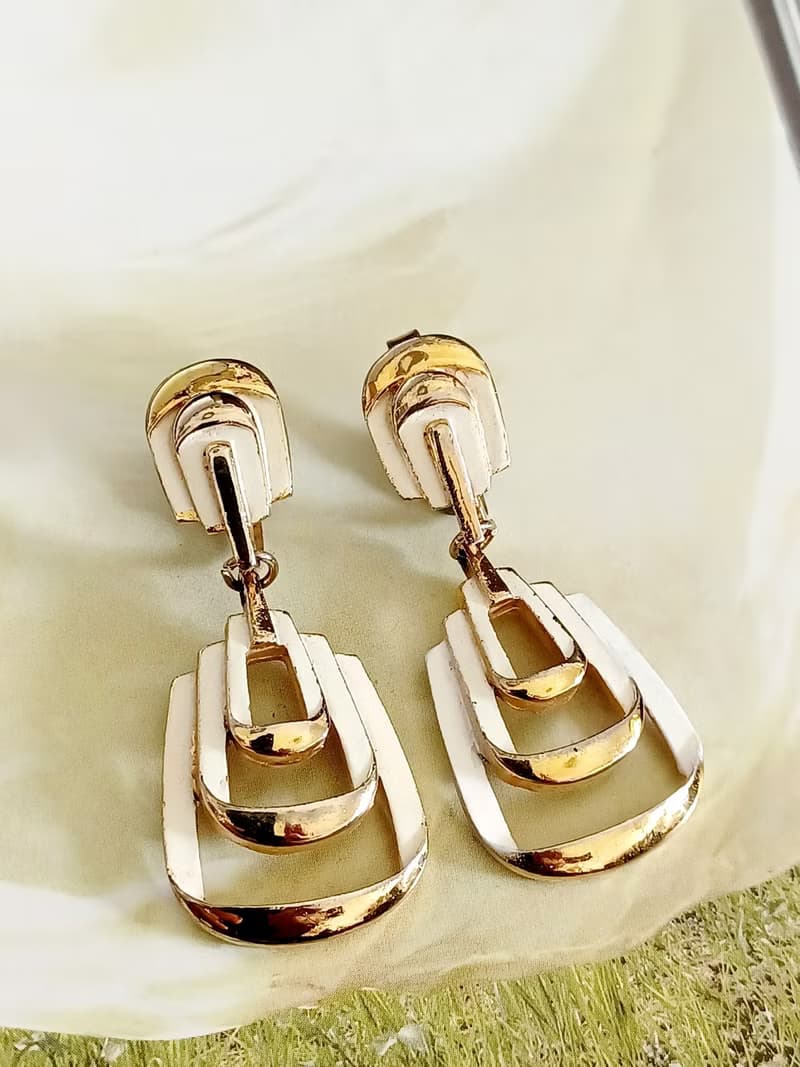 vintage jewelry Trifari 垂墜白琺瑯幾何造型夾式耳環